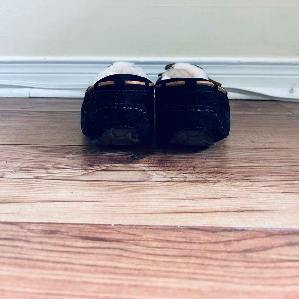 UGGS - Picture 2 of 3